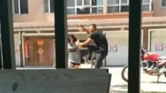 悍媳婦罵婆婆老不死　遭老公踹飛暴打