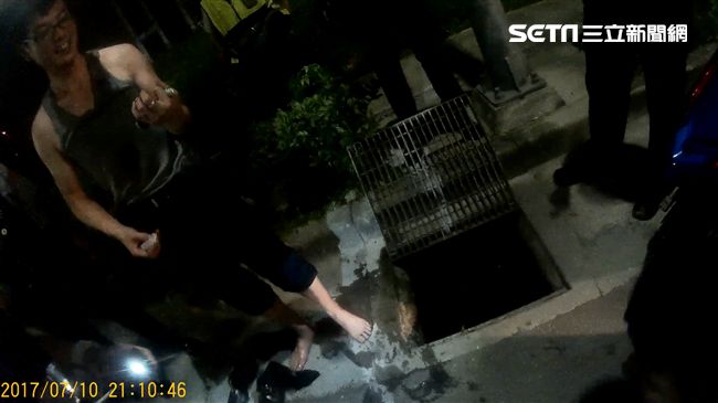 所長扮清潔工挖水溝　只為了找這東西