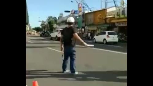 扯！停車遭擋　竟拿西瓜刀圓鍬想打人