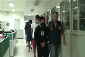 摳腳的手拿檳榔⋯⋯死者遭對方追打成荖濃溪浮屍。（圖／翻攝畫面）