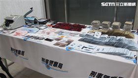 陳姓毒販因身揹3條通緝，依靠女友幫忙躲藏在透天厝內，並持續分裝毒咖啡包販售牟利，陳男還發揮創意，將A片廠商「一本道」成為封面，警方循線逮獲陳嫌等4人，訊後依毒品罪移送法辦（翻攝畫面）