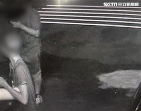 監視器錄下2名屁孩拿著疑似工業用封膜「封路」。（圖／翻攝畫面）