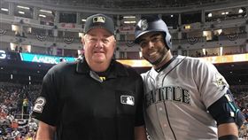 Nelson Cruz和主審Joe West合照（圖／翻攝自Nelson Cruz IG）