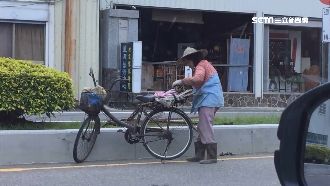 回收婦車停路中　抱鐵材橫跨馬路變賣