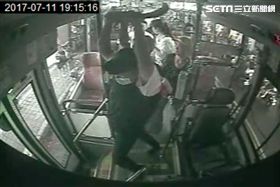 公車驚魂！阿伯揮刀嗆駕駛：給你死！