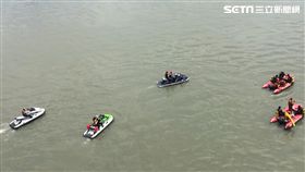 九旬樓翁慫恿友人投資土地標案，未料該筆土地竟成為公園用地，友人兩名兒子出面索討欠款，卻失手勒斃樓翁，遂將其分屍棄於三峽山區及新北大橋下方，檢警今天上午打撈屍骨仍一無所獲（翻攝畫面）