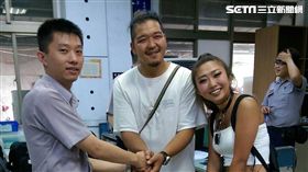 警員蕭傑隆（左）精通日語，協助日籍情侶到百貨公司換新台幣。