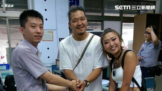 台灣警察「全能」！問路、失竊、接電