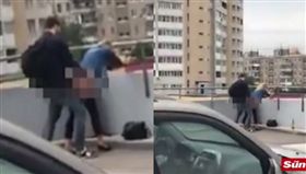 野戰,激戰,做愛,SEX,猴急,俄羅斯,停車場,公共場所,野外,屁股,背包,火辣,性愛,男女,頂樓,淫叫,嬌喘-翻攝自太陽報