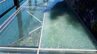 花蓮天空步道遭砸破裂　目前暫停開放