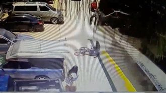她瞄一下手機　竟害騎士倒地被輾爆頭