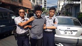 劉翁遭詐騙集團以假檢警手法騙走提款卡，並一連四天在深夜各提領15萬元，台灣銀行遂通報駐衛警協助處理，警方隨即向劉翁細心解釋，並由他配合約出劉姓車手予以逮捕（翻攝畫面）