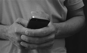 手機　傳簡訊
https://www.flickr.com/photos/v1ctor/14655975473/in/photolist-ok6GUi-3YnTp-7UiCaC-Xh7tx-4y8Lf5-7Ufnt2-77U3vr-fb3MTw-5WKzq6-fb3LKE-fb3N1J-fb3M7b-faNuWc-9SHHFU-a76kSH-64q3V3-faNuqD-s6njG-aWyiU8-4