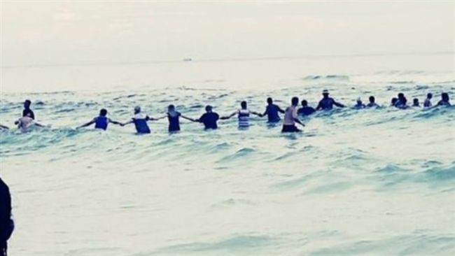 9泳客溺水　80人手牽手當人鏈救命