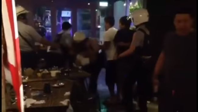 友酒後騷擾鄰桌客　他上前勸說遭圍毆