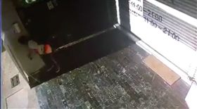 臭臭！大媽騎樓拉屎，疑用手擦屁股再開水洗手。（圖／翻攝爆料公社）