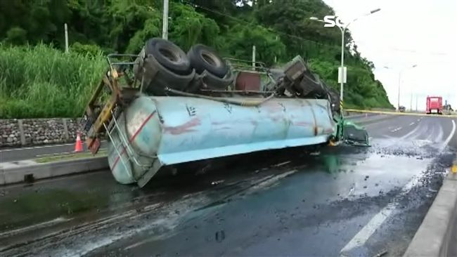 槽化車翻覆駕駛困　氯化鈣染濱海公路