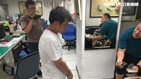 中國籍何男以觀光名義來台行竊，警方趁他再次來台時予以逮捕，何男交保後再次犯案，警方趁他扒走日籍父女檔皮夾後逮獲（翻攝畫面）