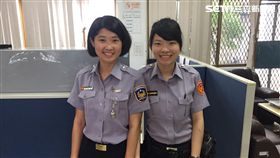 陳男不慎遺忘機車停放位置，找上黃姓女警求援，黃員便帶著吳姓實習生，沿基隆路找尋，最後在捷運站旁的郵局前尋獲機車，陳男盛讚：「人美心也美！」（翻攝畫面）