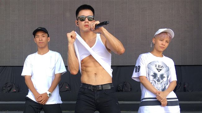 JR清涼吊嘎上陣　冰塊腹肌炸出