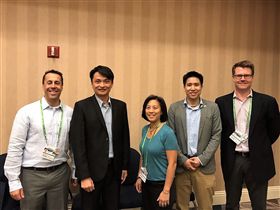 ▲中職秘書長馮勝賢(左2)赴美拜會美職討論合作，由左至由分別為MLB勞工關係部資深副總Daniel Harlem、馮秘書長、MLB賽務部資深副總Kim Ng、中職國際組組長楊凱明以及勞工關係部副總Patrick Houlihan。（圖／中華職棒提供）