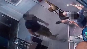 壯漢隨機揍路人！老伯打趴躲畫室求救