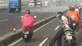 下雨,雷陣雨,雨勢,騎士,雨褲,奇景,新北,樹林,板橋（圖／翻攝自爆料公社）
https://www.facebook.com/groups/451357468329757/permalink/1333561470109348/
