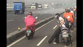 暴雨,晴天,奇觀,機車,騎士,雨衣,乾濕分離　圖／翻攝自爆料公社