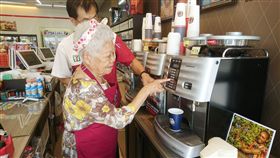 失智症老人到超商當資深實習生／中央社