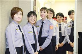 俏女警曾國瑄（左3）英勇地朝2人噴灑辣椒水。（圖／翻攝畫面）