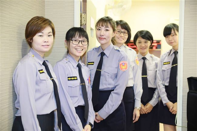 阻警酒測爆推擠衝突　俏女警靠它擺平