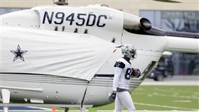 ▲達拉斯牛仔Dez Bryant (88) 從球隊老闆Jerry Jones的私人直升機前面走過。（圖／美聯社／達志影像）