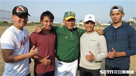 張閔勛(左)、林子偉(左二)、李來發、比力安和黃暐傑(右)在高苑OB賽合影。（資料照／記者王怡翔攝）