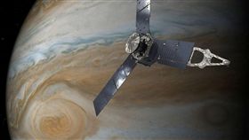 ▲NASA太空船朱諾號（Juno）10日晚間飛越木星「大紅斑」。（圖／路透社／達志影像