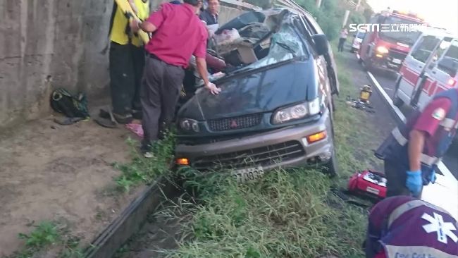 墾丁渡完假回家　8人廂型車翻落卡溝