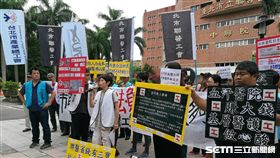 ▲▼北市聯醫工會今（7）天抗議台北市聯合醫院以負時數侵害勞工權益。（圖／記者楊晴雯攝）