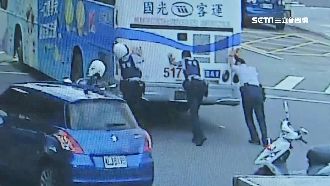 奮力推拋錨客運　正妹女警秒被認出