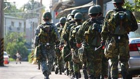 陸軍司令部就讓12名僅服四個月軍事訓練億的役男投入漢光操演　陸軍司令部提供