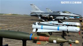我國F-16A/B戰機成功升級為F-16V，搭載的武器也跟著提升，可以說是目前戰力最強大的F-16戰機， F-16戰機是一架單發動機，多重任務戰術飛機，配備有內建的M61火神式機砲，可裝空射式魚叉飛彈、小牛飛彈、先進中程空對空飛彈、響尾蛇飛彈等等，對加強台灣空防能力大有幫助。（記者邱榮吉/攝影）

