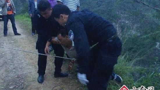 男夢醒喊「有人追殺」　拉妻子跳山崖
