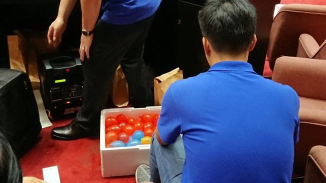 立委杯葛前瞻　竟帶「水球」進議場