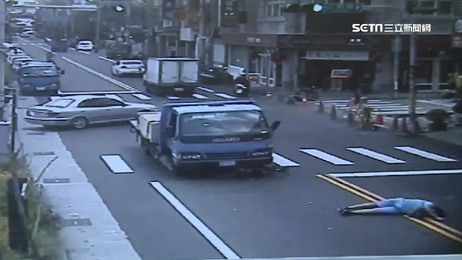 單車童闖紅燈　貨車視線死角撞飛他