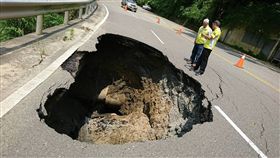 苗栗,台三線,掏空,漏水,涵管,封鎖,坑洞,大洞,公路局,單向通車,鯉魚潭水庫（圖／翻攝自陳春暖臉書）
https://www.facebook.com/permalink.php?story_fbid=1452423754837184&id=100002087198215&pnref=story