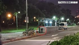 陳男深夜騎車行經市民大道時，突遭測速照相機拍照取締，他遍尋不到警員及照相機蹤影，繞回去尋找才發現警員躲在草叢，然而照相機則放在人行道樓梯口後方（翻攝畫面）