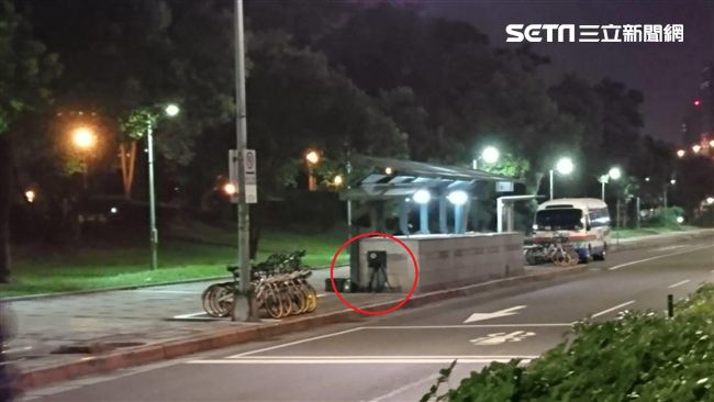 騎車突遭亮光一閃　騎士：警察太陰險