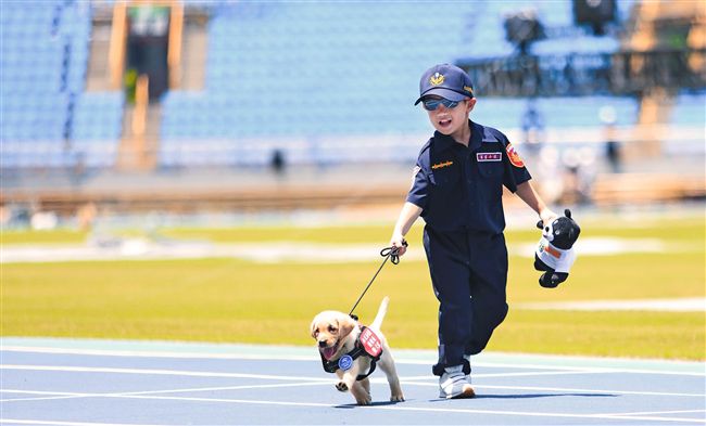 愛哭愛跟路！小警犬初次見習萌翻了