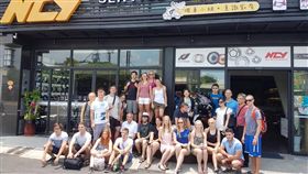 佳里分局秀警民互動　捷克學生讚台灣警察「超親和」　圖／佳里分局提供