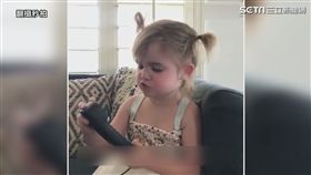 小女孩拿到傳統電話暴怒。