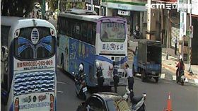 國光客運大客車尖峰時間在路中央拋錨，三名警員徒手將車推至路旁，繼續等待拖吊車救援，獲得民眾大力讚賞（翻攝畫面）