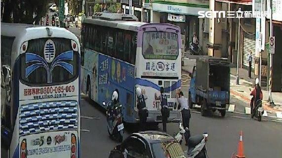 大客車拋錨路中央　3警徒手推至路旁